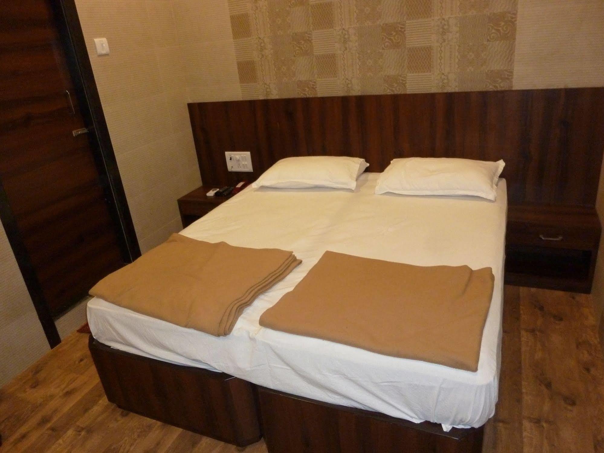 Hotel Regal Palace Mumbai Exterior photo